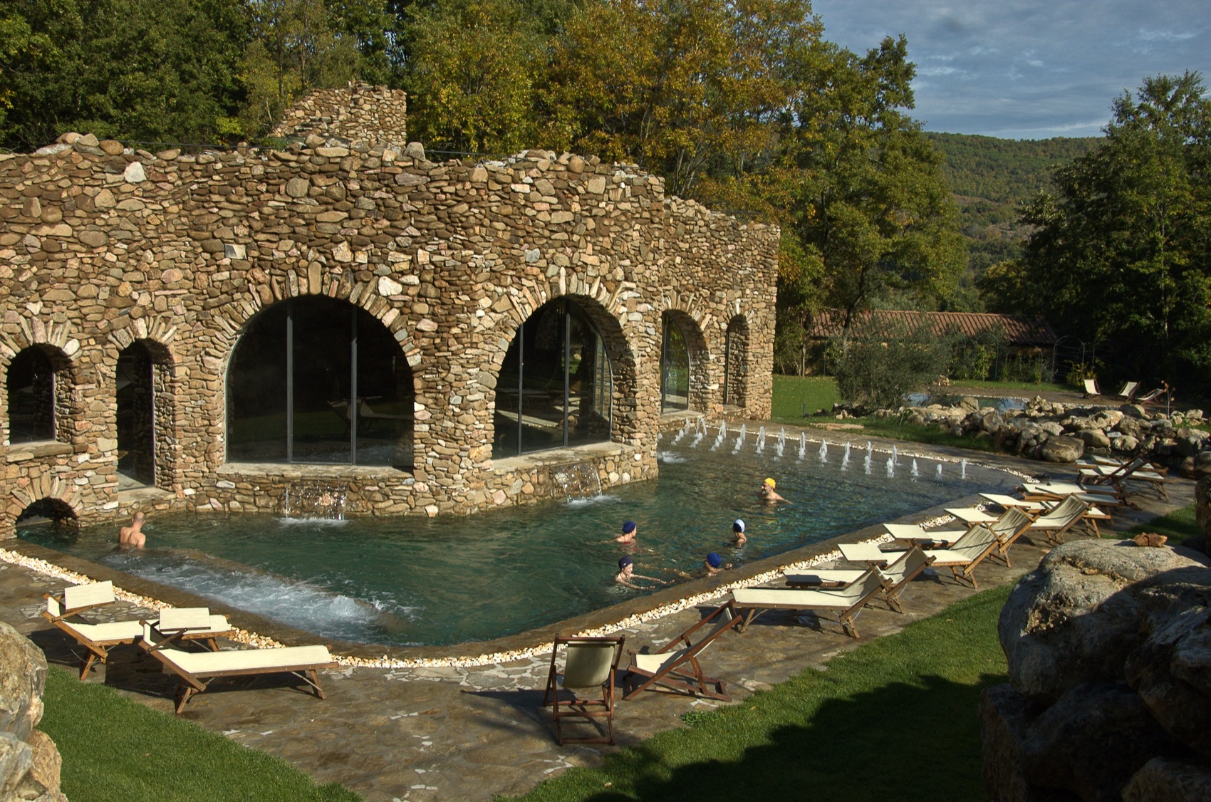 Cascate e architettura in pietra delle Terme di Sassetta